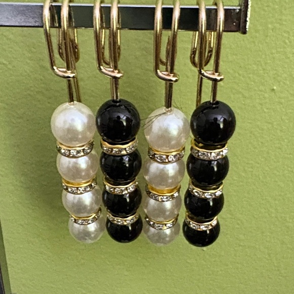 None Jewelry - Elegant Gold and Black Beaded Brooch Set